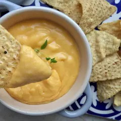 Idealny sos serowy do nachos: kup lub zrób jak z kina!