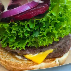 Mistrzowski burger: Jaka sałata zapewni idealną chrupkość?