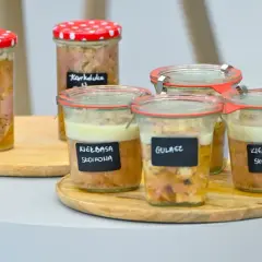 Słoiki z przetworami: karkówka i kiełbasa w słoiku z galaretką. Gotowe do spożycia, domowe smakołyki.