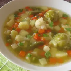 Zupa jarzynowa z mrożonki przepis: aromatyczna, sycąca, pełna warzyw jak ziemniaki, marchewka, kalafior, fasolka szparagowa i groszek.
