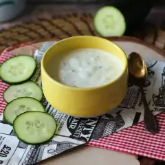Idealny sos jogurtowy do mięsa w 5 min? Przepis i warianty