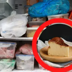 Kawałek pysznego sernika na talerzyku, a obok zamrażarka pełna jedzenia. Czy sernik można zamrozić? Tak, by cieszyć się nim później!