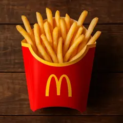 Duże frytki McDonald's w czerwonym opakowaniu na drewnianym tle.