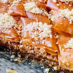 Słodka baklava, co to? Warstwy ciasta filo, orzechów i syropu miodowego, posypane kruszonymi orzechami. Pyszny deser!