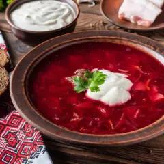 Pyszna botwina mojej babci, podana z chlebem i śmietaną. Aromatyczny, rozgrzewający barszcz, który zawsze smakuje jak w domu.