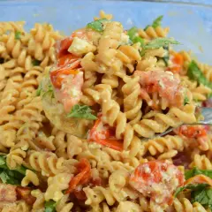 Szybka kolacja z niczego: makaron fusilli z pomidorkami, fetą i bazylią w kremowym sosie.