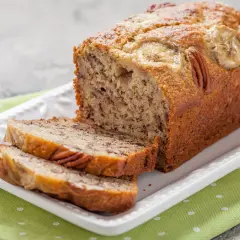 Pyszny, domowy chlebek bananowy z orzechami pekan i plasterkami banana na wierzchu. Sprawdzony przepis na idealne ciasto.