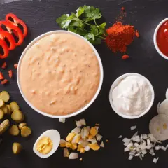 Składniki do sosu tysiąca wysp: majonez, ketchup, papryka, ogórki, jajko, cebula, papryka czerwona.