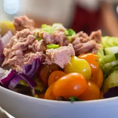 Idealny sos do sałatki z tuńczykiem? Sekrety smaku i przepisy!
