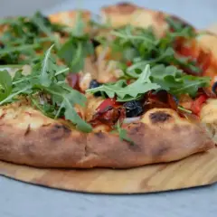 Pyszna pizza z rukolą i oliwkami, idealna na szybki przepis na ciasto do pizzy. Chrupiące ciasto i świeże dodatki zachwycą każdego.