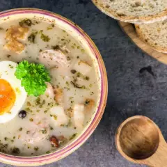 Pyszny żurek z butelki, z jajkiem i kiełbasą, podany z chlebem. Prosty przepis na szybki obiad.