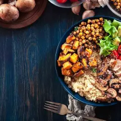 Kolorowa miska pełna zdrowych składników: komosa ryżowa, pieczone bataty, ciecierzyca, kurczak, pieczarki, pomidorki, awokado i sałata. Idealny podwieczorek.