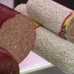 Kawałki ciemnej i jasnej salami, z czego jest salami, widać przekrój.