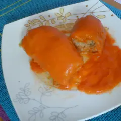 Dwa gołąbki w pomidorowym sosie, idealne do nauki, jak zrobić sos do gołąbków.