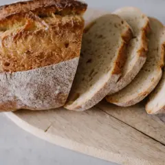 Chleb na desce, pokrojony w kromki. Idealny prosty przepis na chleb, który zachwyci każdego.