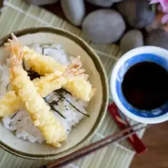 Chrupiące krewetki w cieście, czyli tempura, podane z ryżem i sosem.