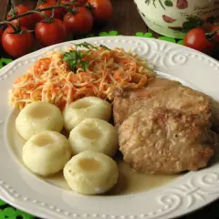 Bitki wieprzowe w sosie własnym z cebulką, podane z kluskami śląskimi i surówką z marchewki. Pyszny, domowy obiad.