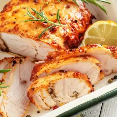 Soczysty filet z indyka, pokrojony w plastry, z rozmarynem i cytryną. Idealny pomysł, co zrobić z fileta z indyka na szybko.