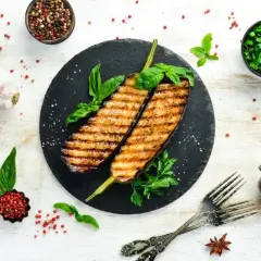 Grillowane bakłażany z bazylią i natką pietruszki. Idealne nietypowe dania z grilla, podane z czosnkiem, oliwą i pieprzem.