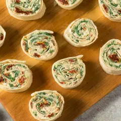 Roladki z tortilli ze szpinakiem i suszonymi pomidorami. Idealna szybka przekąska na imprezę lub do lunchboxa.