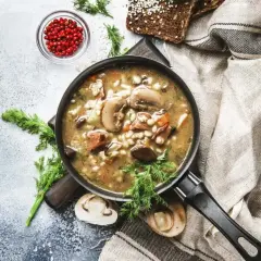 Gęsty krupnik z grzybami i mięsem, idealny na chłodne dni. Jaka kasza do krupniku? Pęczak nada mu wspaniałej tekstury.