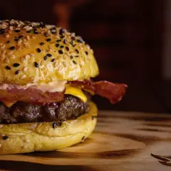Mięso na burgery: Wybierz idealne, zrób lepszego niż z restauracji!