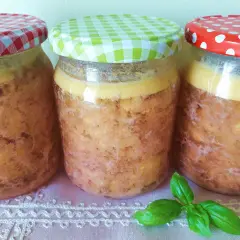 Trzy słoiki domowego mięsa w galarecie, jak u babci, z kolorowymi nakrętkami i gałązką bazylii.