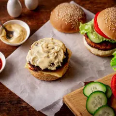 Sos do burgerów: Odkryj przepisy na kultowe smaki!