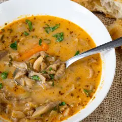 Pyszny przepis na flaczki z boczniaków na rosole. Aromatyczna zupa z grzybów, warzyw i przypraw, podana z pieczywem.