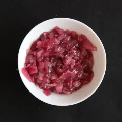 Chutney z czerwonej cebuli w białej miseczce, gotowy do podania.