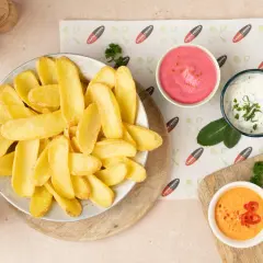 Z czym jeść frytki? Odmień smak: sosy, loaded fries, świat!