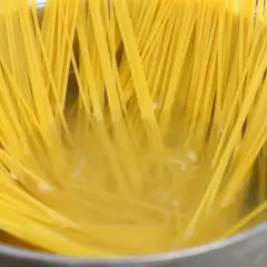 Gotujesz spaghetti w garnku. Woda lekko bulgocze, a żółte nitki makaronu powoli miękną. To pierwszy krok, jak zrobić spaghetti.