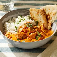 Pyszne butter masala z kurczakiem, ryżem i chlebkiem naan.