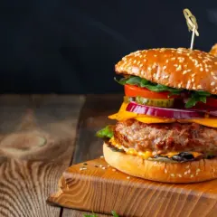 Kiedy Dzień Hamburgera? 28 maja! Historia, trendy i promocje