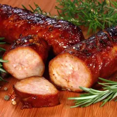 Soczysta kiełbasa z piekarnika jak z grilla, z chrupiącą skórką i aromatycznym rozmarynem. Idealna na obiad!