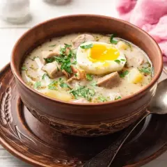 Aksamitny żurek z jajkiem i kiełbasą, czy do żurku dodaje się śmietanę? Tak, dla kremowej konsystencji i bogatszego smaku.