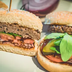 Burgery z Biedronki: Jak zrobić soczyste arcydzieło?
