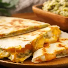 Pyszna, prosta kolacja na ciepło: quesadillas z ciągnącym się serem i guacamole. Idealne na szybki posiłek.