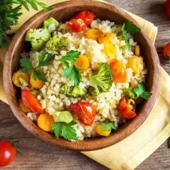Kasza bulgur z warzywami, zdrowa opcja z niskim indeksem glikemicznym.