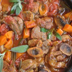 Pyszne ossobuco wołowe w sosie pomidorowym z marchewką i ziołami.