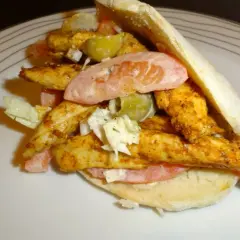 Pyszny kebab w picie z soczystym kurczakiem, świeżymi warzywami i kremowym sosem. Idealny na szybki posiłek.