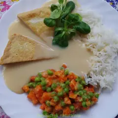 Pyszny sos do ryżu z kawałkami smażonego tofu i warzywami.