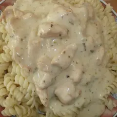 Pyszny makaron fusilli z kurczakiem w kremowym sosie śmietanowym, doprawionym ziołami. Idealny obiad!