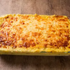 Zapiekanka ziemniaczana z serem, idealna na ciepłą kolację. Złocista skórka i aromatyczne wnętrze zachęcają do jedzenia.
