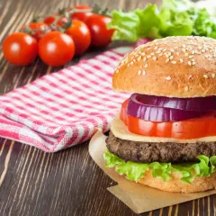 Mrożone hamburgery: Przepis na idealny smak. Bez rozmrażania?