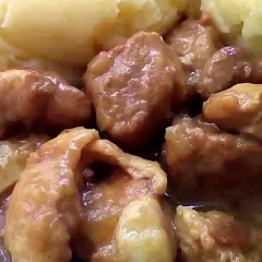 Gulasz wieprzowy z ziemniakami. Idealne jakie przyprawy do gulaszu wieprzowego? Papryka, majeranek, czosnek, kminek.
