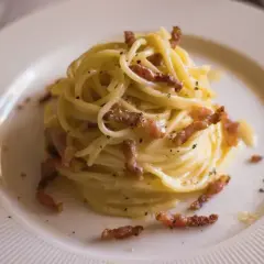 Pyszne spaghetti carbonara, idealne na szybki obiad. Zobacz, jak zrobić carbonare krok po kroku!