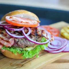 Jak zrobić burgera lepszego niż z restauracji? Przepis i triki