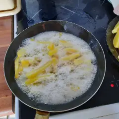 Frytki bez piany: Dlaczego olej się pieni i jak temu zapobiec?