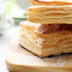 Stos puszystego ciasta francuskiego, idealnego do przygotowania na śniadanie. Jak zrobić ciasto francuskie?
